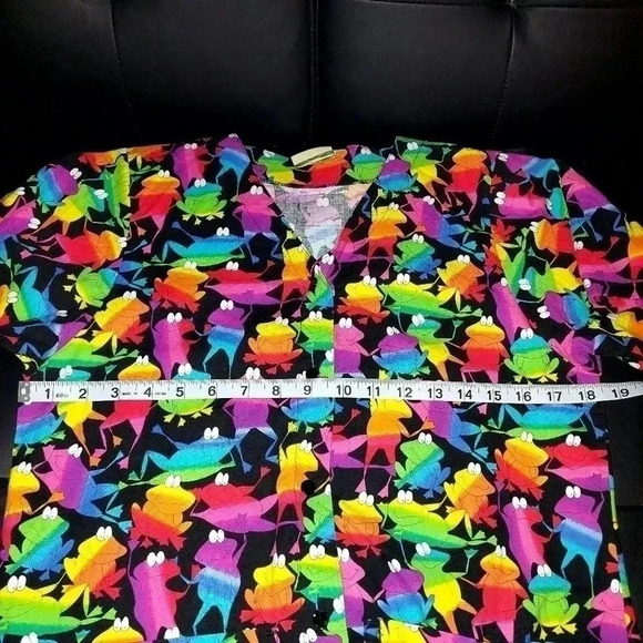Cottonality Scrub Top Womens Rainbow Frogs Multiple Pockets Size Small - Picture 6 of 7